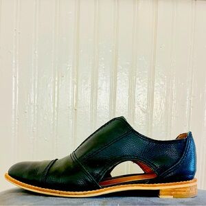 Flat- Leather- Cutout- Man Tailored